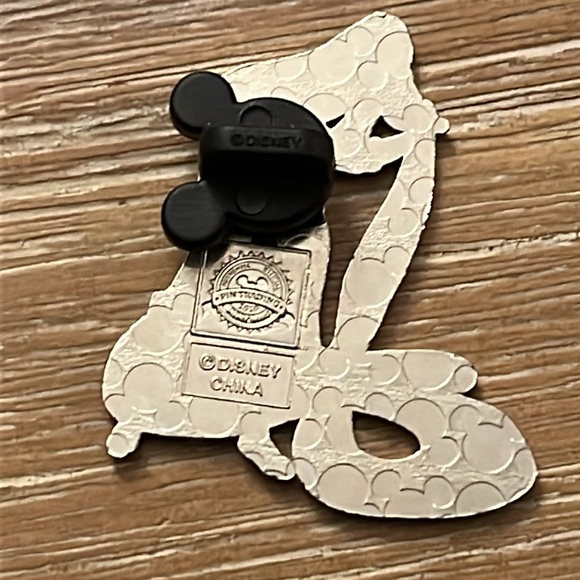 Disney 2020 Rupunzel official Disney trading pin with logo on the back. - Picture 2 of 4